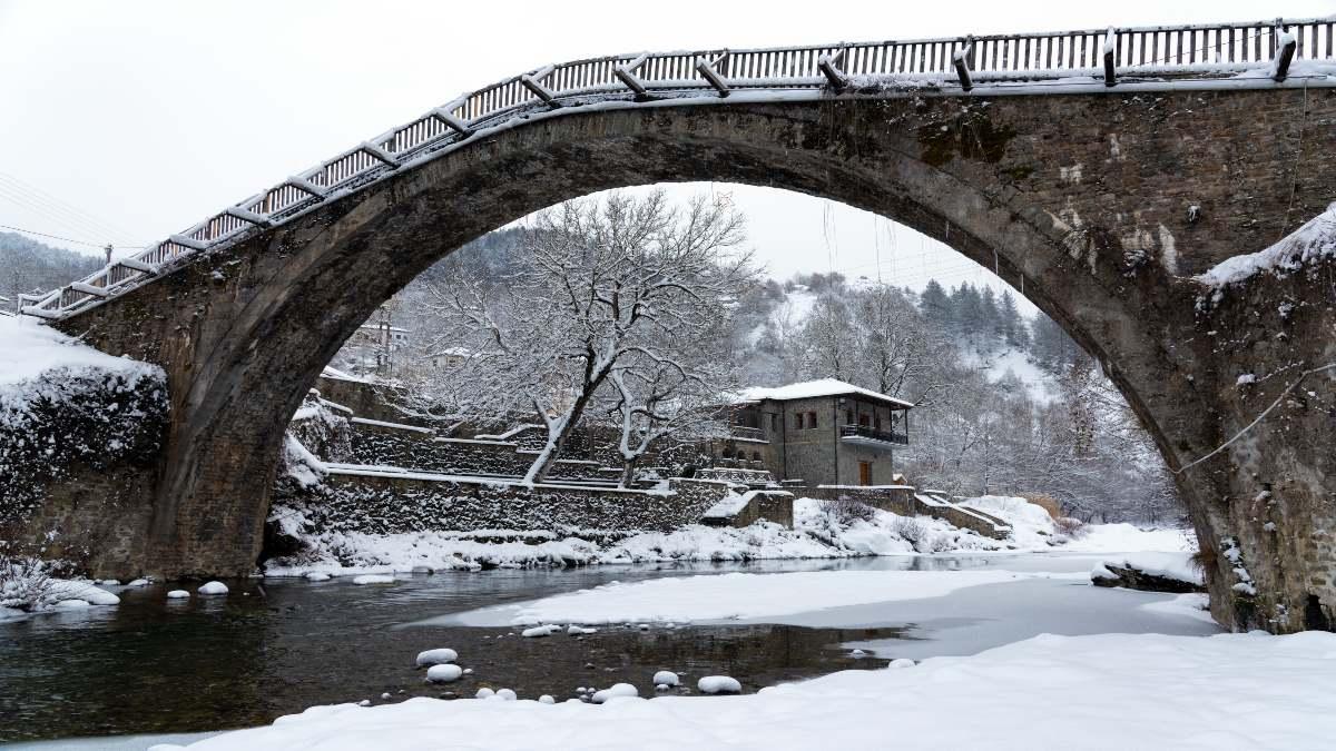 Ζευγάρι απολαμβάνει ρομαντική χειμερινή απόδραση σε χιονισμένο προορισμό