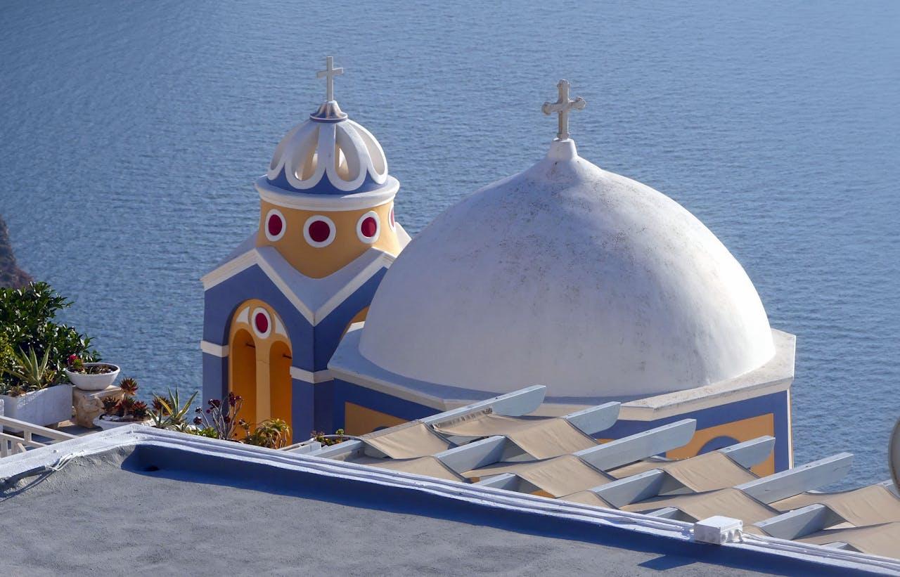 Παραλία στην Ελλάδα με ταξιδιώτες σε πακέτο διακοπών χαμηλού κόστους