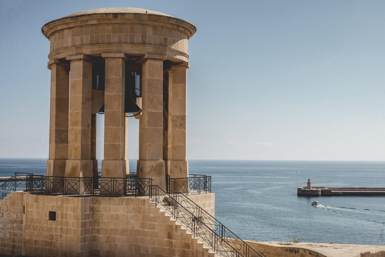 Πανοραμική θέα της Μάλτας με τη Μεσόγειο και το ιστορικό κέντρο στο ηλιοβασίλεμα.